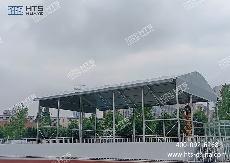某科技大學(xué)又新建一座350平方米的網(wǎng)球館篷房，邊高可達(dá)9.6米