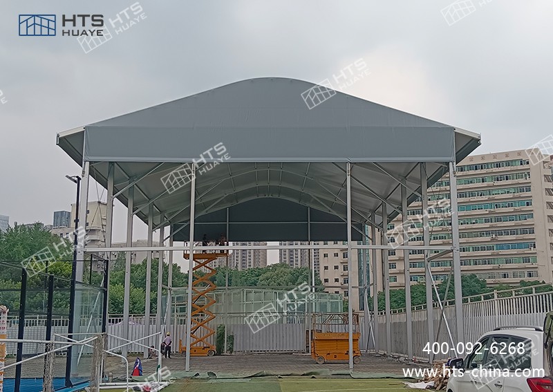某科技大學(xué)又新建一座350平方米的網(wǎng)球館篷房，邊高可達(dá)9.6米