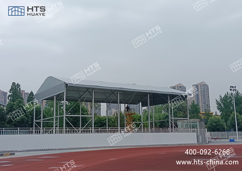 某科技大學(xué)又新建一座350平方米的網(wǎng)球館篷房，邊高可達(dá)9.6米