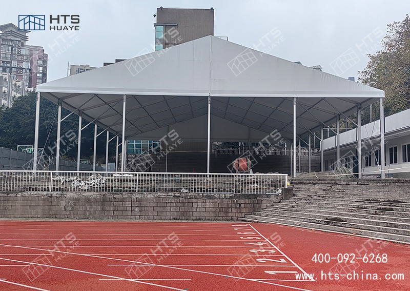 羽毛球篷房建設(shè)為球員們撐起一片不受風雨干擾的運動空間
